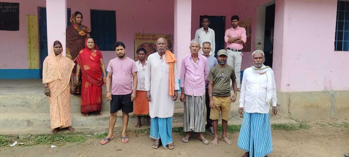 मध्य विद्यालय भल्लू में  एमडीएम को लेकर ग्रामीणों ने किया प्रदर्शन