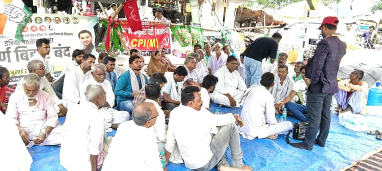 Madhubani News : प्रखंड में बंद का दिखा मिला जुला असर