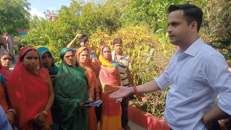 Madhubani News : डीएम ने बीएलओ के साथ बैठक कर मतदाता सूची की समीक्षा की