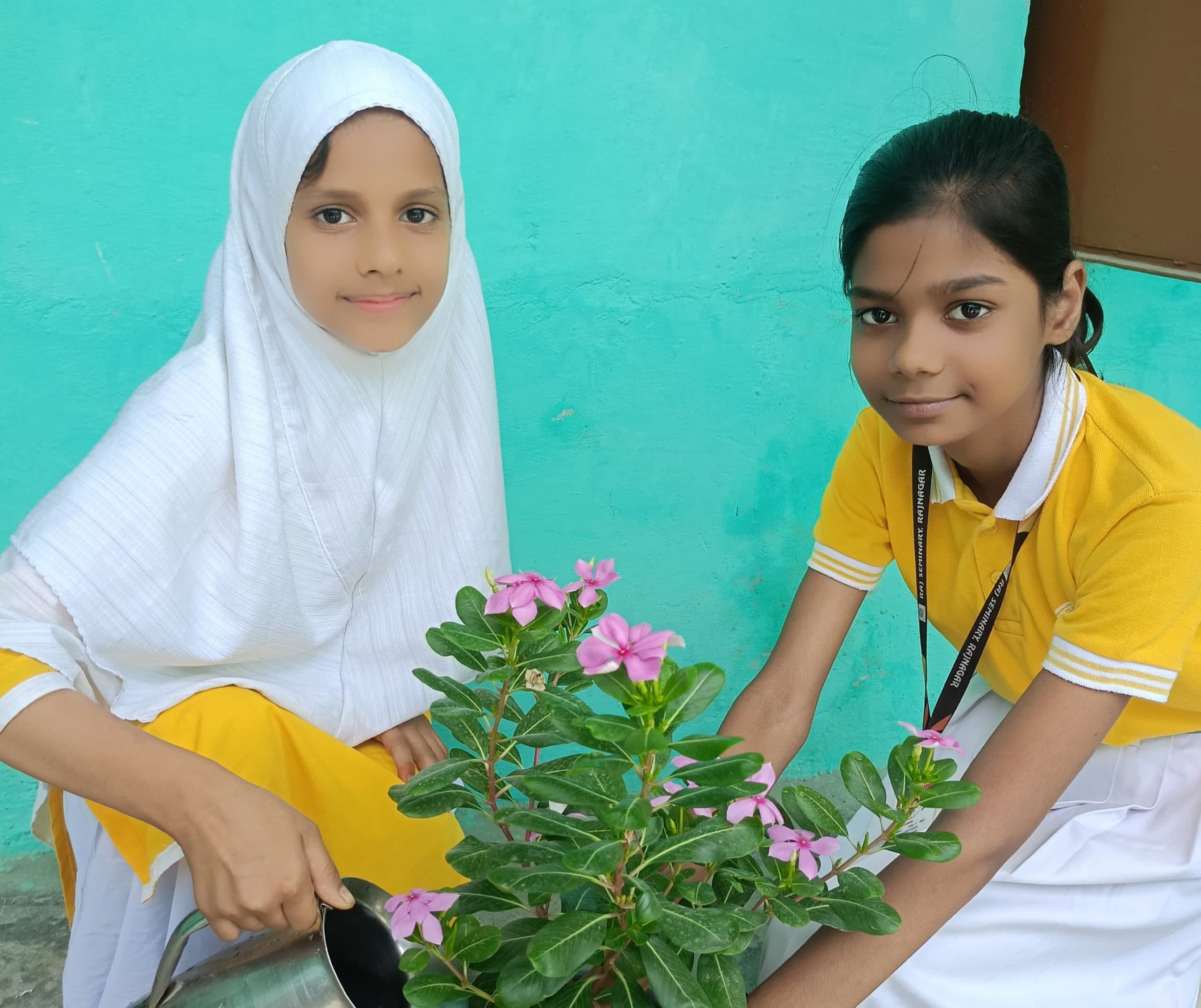 Madhubani News : राज सेमिनरी में बच्चों ने किया पौधारोपण