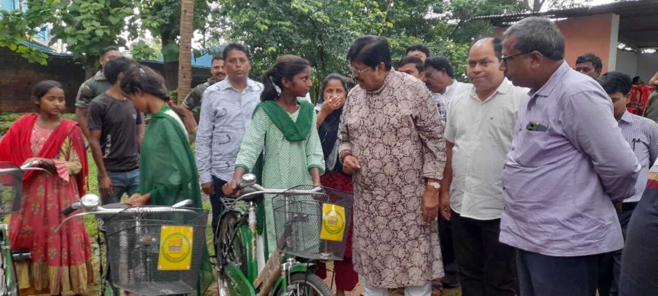 पालाजोरी : विधायक ने छात्र-छात्राओं में साइकिल बांटी