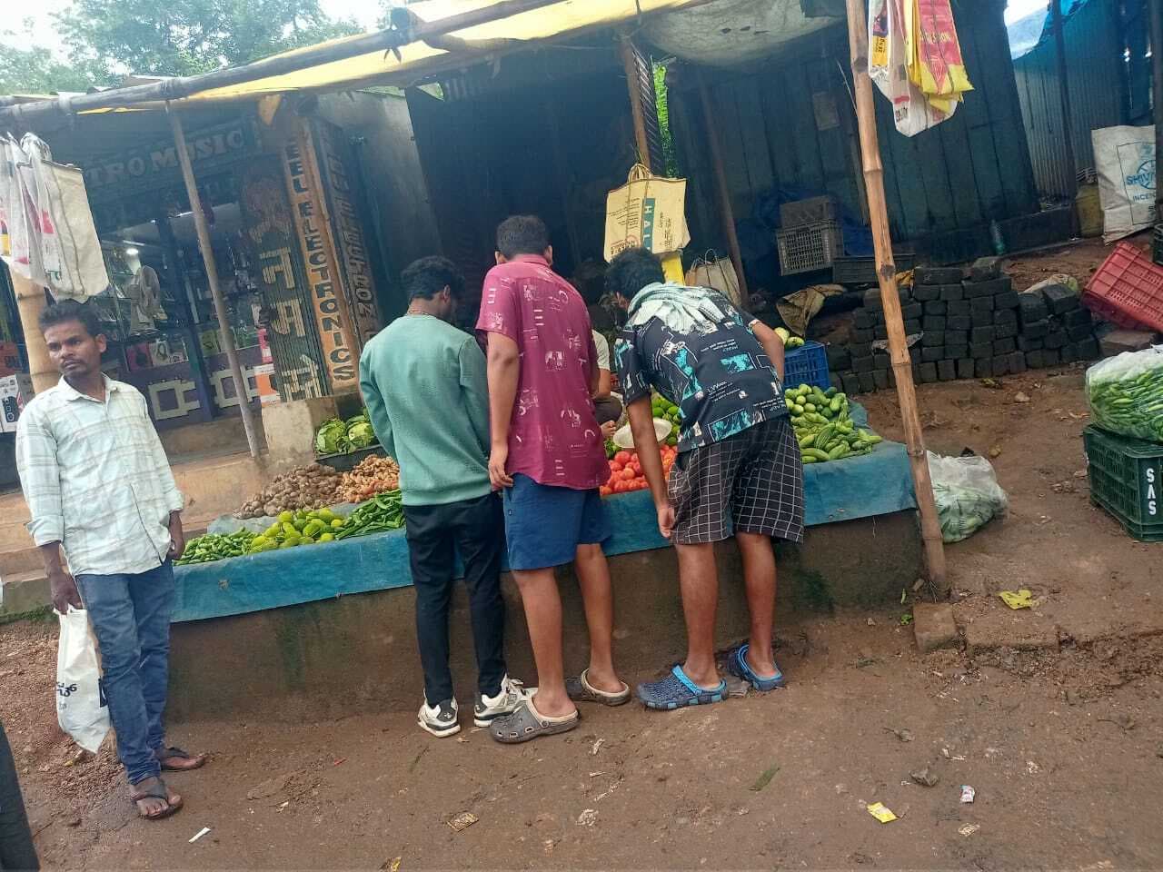 Chaibasa News : ओडिशा व बंगाल से आ रहीं सब्जियां