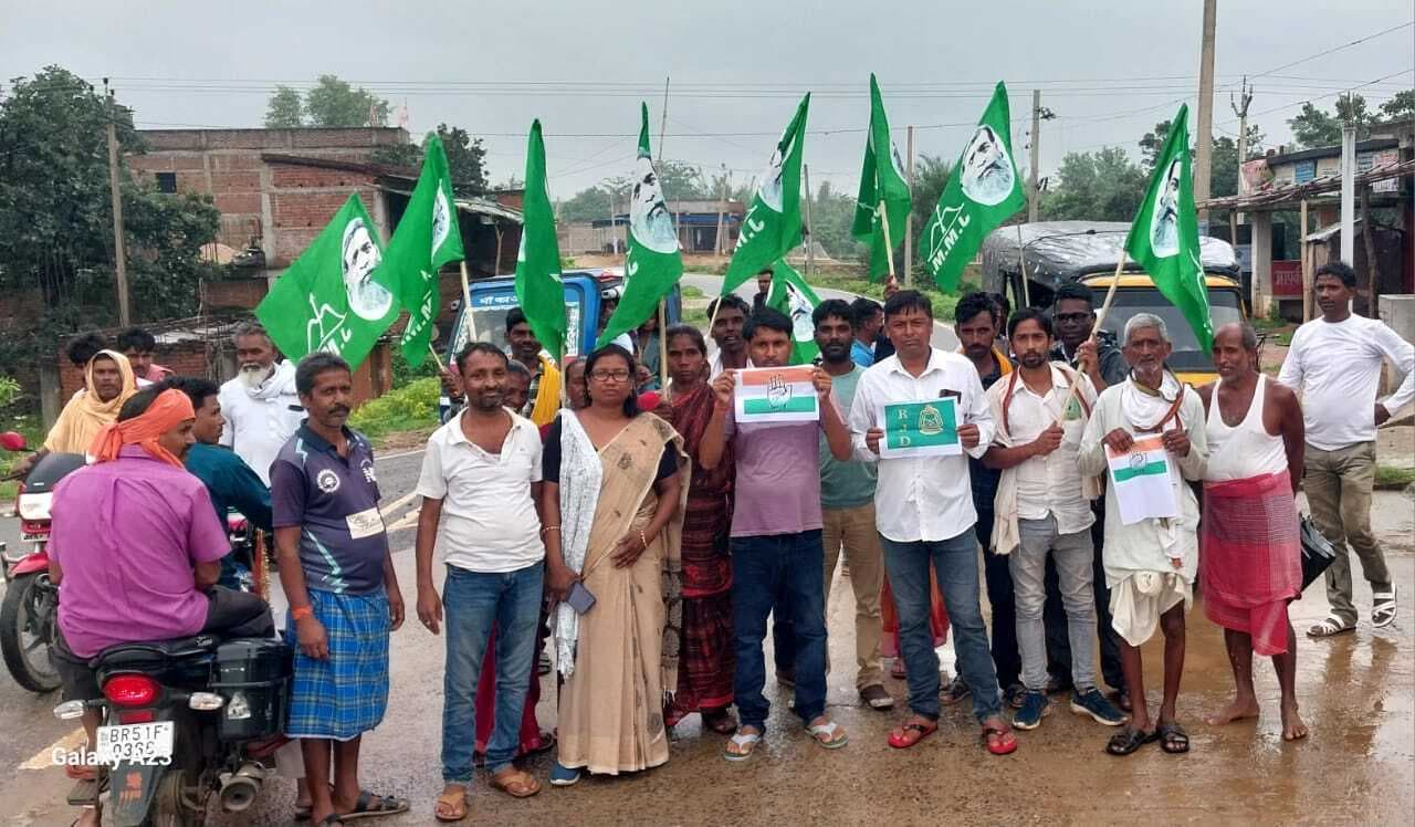 झामुमो नेत्री के नेतृत्व में चिरैयामोड़ पर किया चक्का जाम