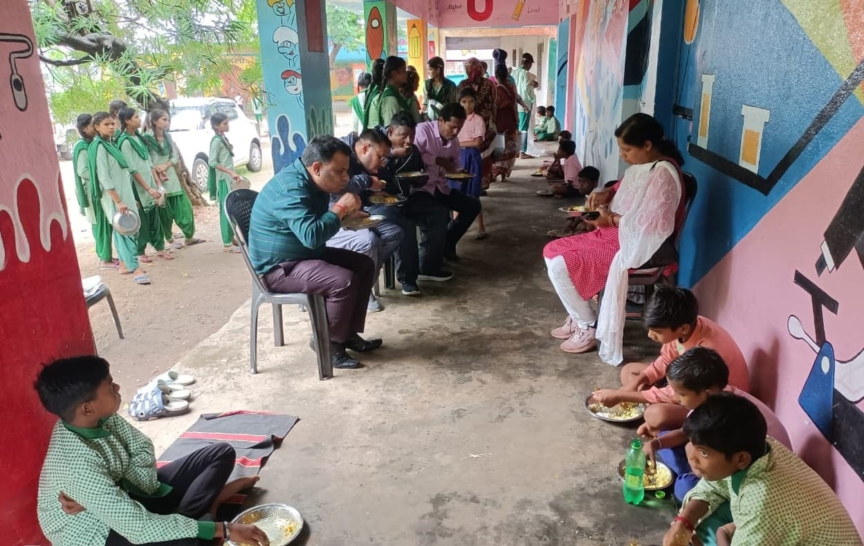 Bokaro News : बीडीओ ने किया चंद्रा विद्यालय का निरीक्षण, मिली अनियमितता