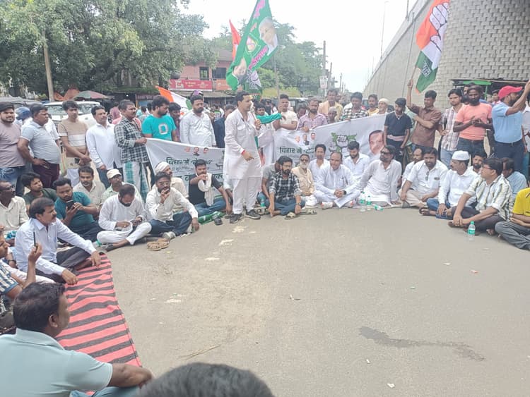 बहादुरगंज में घंटो चक्का जाम कर किया विरोध प्रदेशन