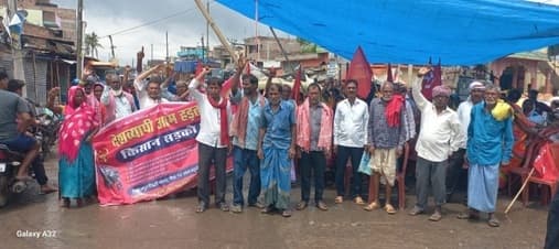श्रमिकों के हक में गूंजी आवाज, कोल परियोजना, बैंक और किसानों ने मिलकर किया विरोध-प्रदर्शन