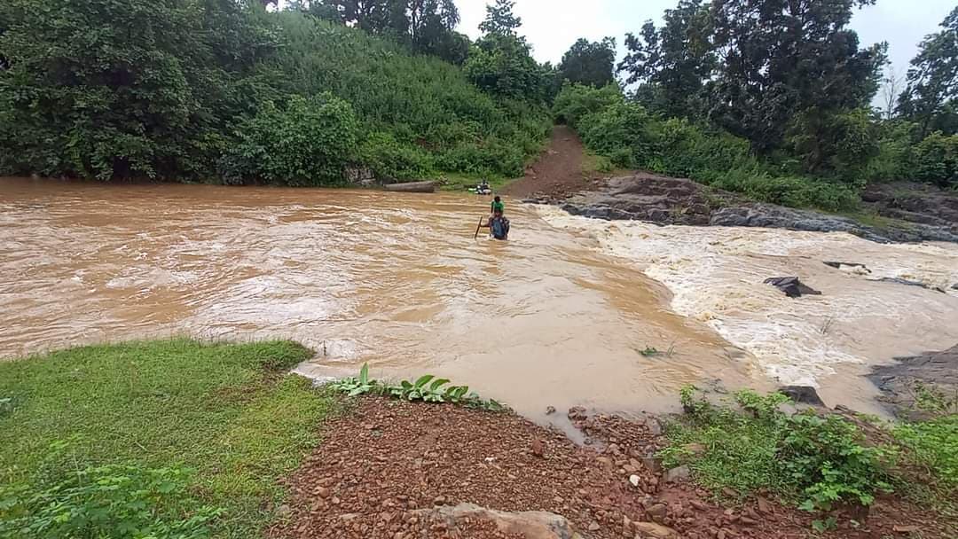 Chaibasa News : लगोरा में पुल नहीं बनने से तीन गांवों के 900 लोगों का जीवन हो रहा प्रभावित, आंदोलन की चेतावनी