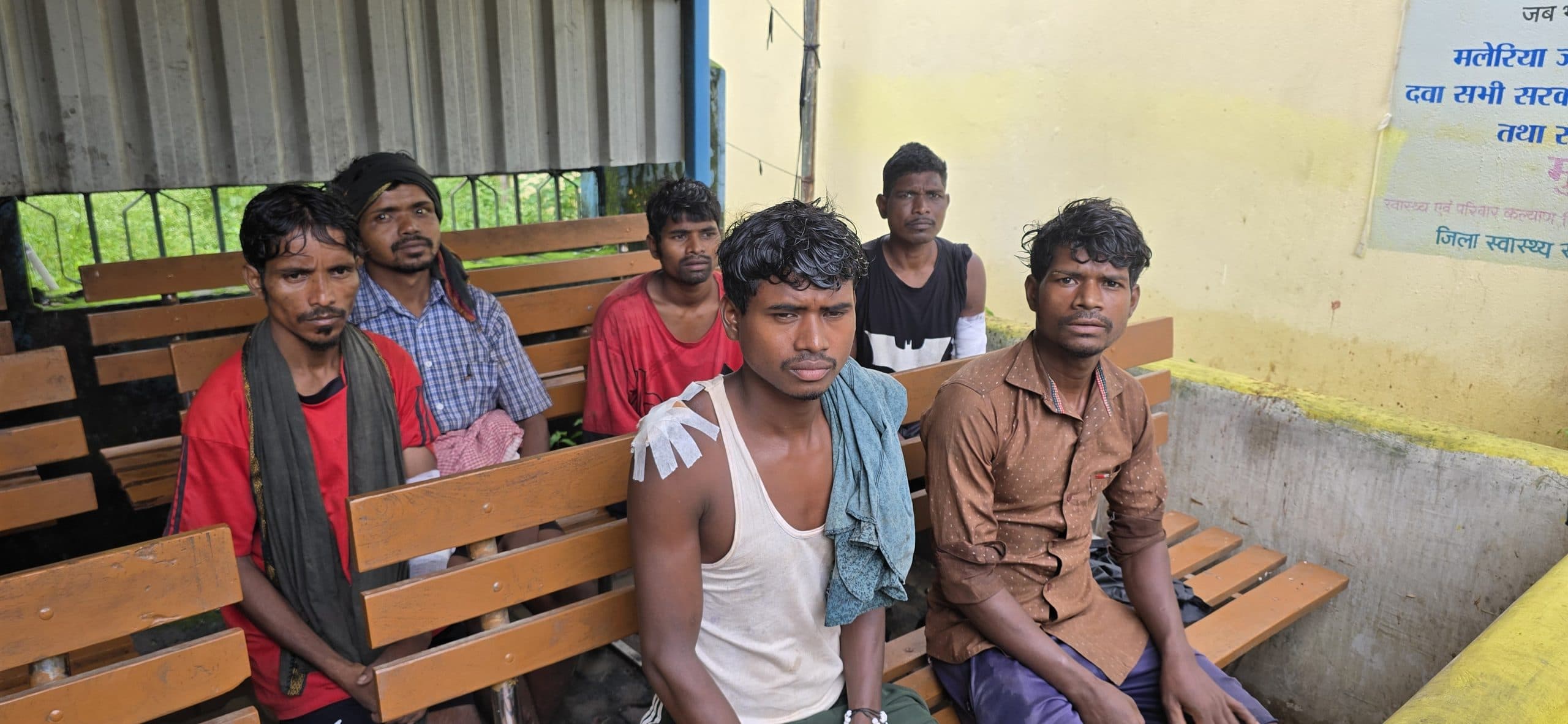 Chaibasa News : भालुपानी पंचायत में विद्युत प्रवाहित तार वाहन पर गिरा, 7 मजदूर झुलसे