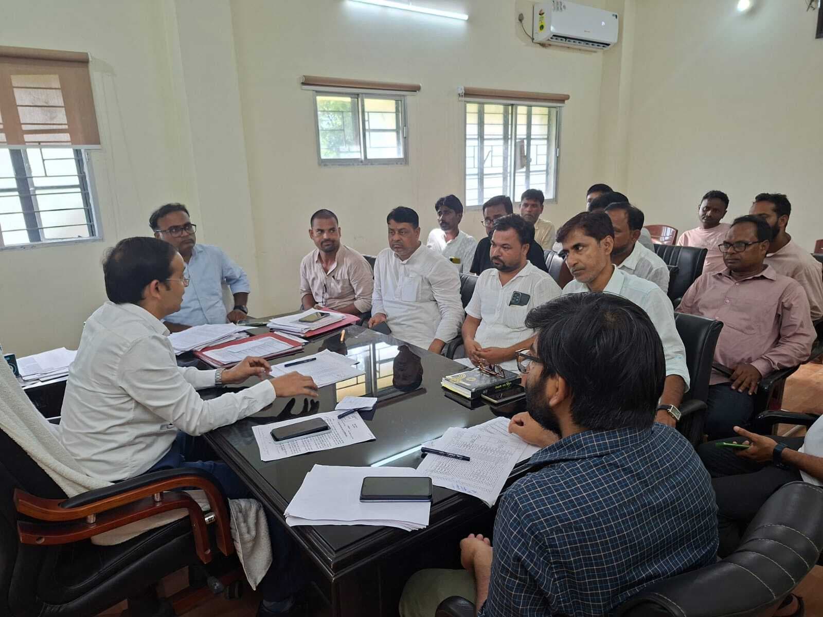 गणना प्रपत्र भरकर बीएलओ को जमा करें