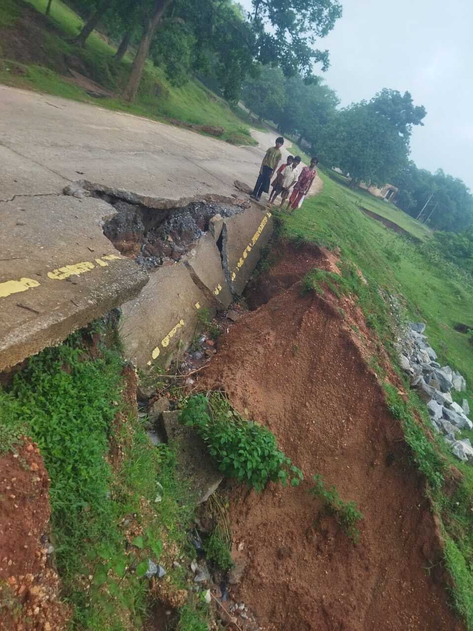 Bokaro News : चतरोचट्टी के पास तिसकोपी-झुमरा सड़क धंसी