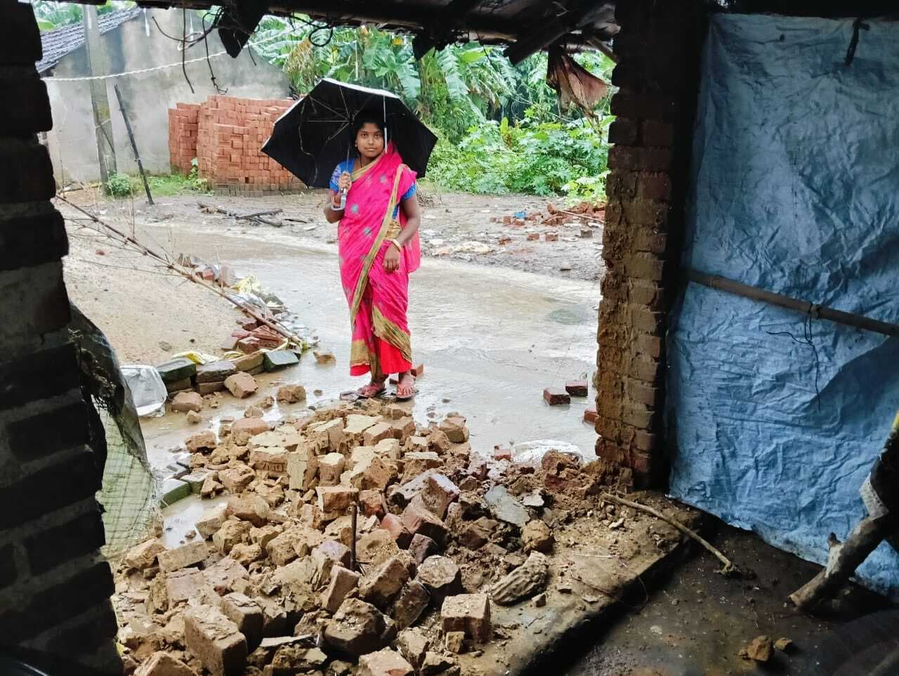 East Singhbhum News : 100 घरों को नुकसान, दर्जनों परिवार बेघर