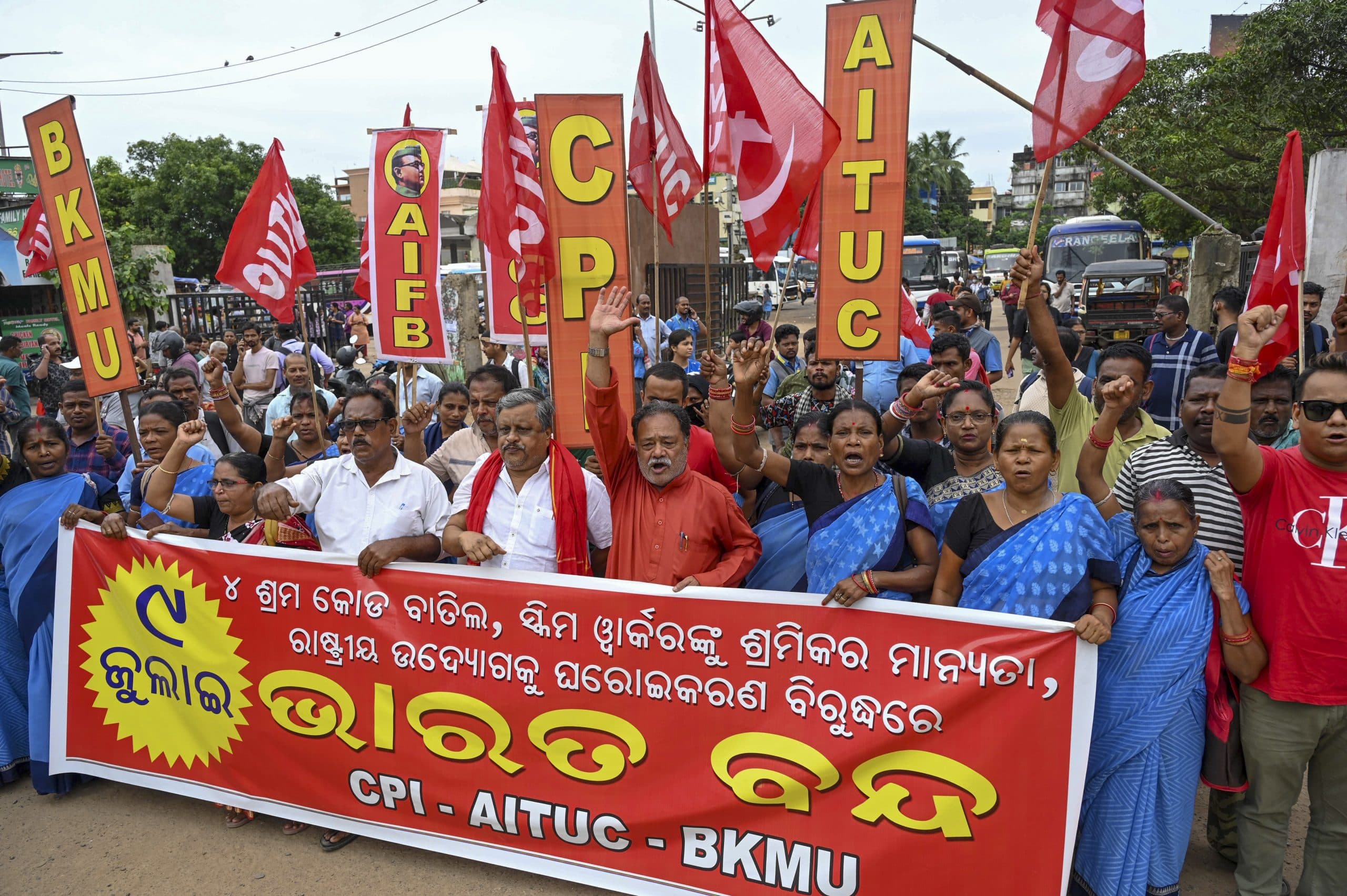 Bhubaneswar News: भारत बंद : ओडिशा में एनएच समेत कई सड़कें रहीं जाम, वाहनों की लगी कतार कुछ शहरों में सरकारी कार्यालयों व शैक्षणिक संस्थानों में कामकाज रहा सामान्य