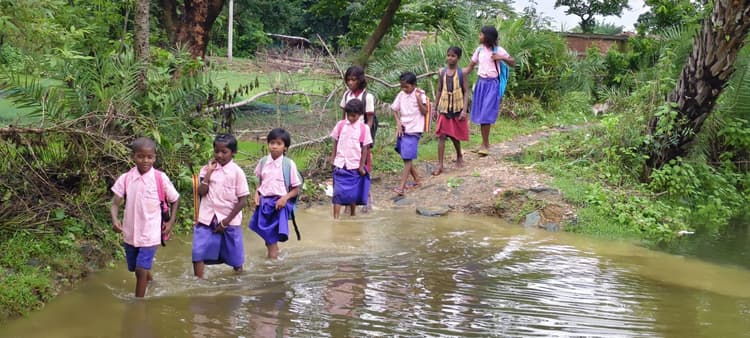 East Singhbhum News : हाथों में चप्पल व बैग लेकर घुटने भर पानी में स्कूल जाते हैं बच्चे