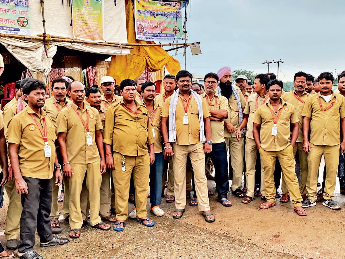 Rourkela News: ओडिशा ड्राइवर महासंघ के आंदोलन का दूसरा दिन : निजी बसों व भारी वाहनों के थमे रहे पहिये