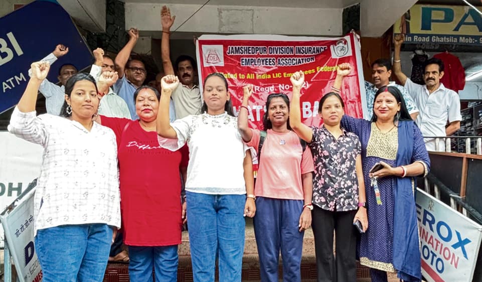 East Singhbhum News :  बंद के समर्थन में जीवन बीमा कर्मी रहे हड़ताल पर