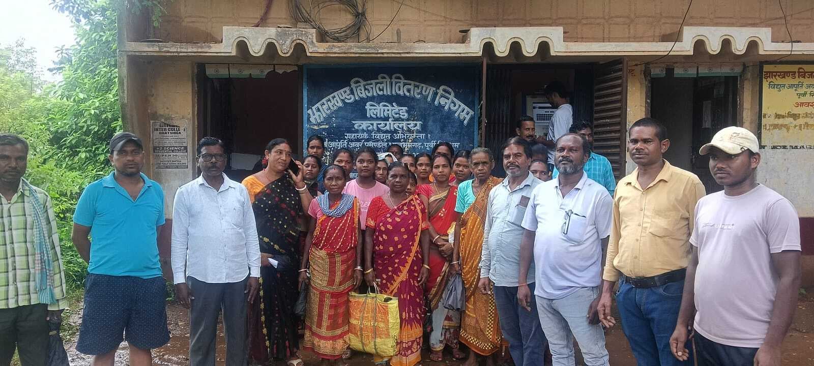 East Singhbhum News : नुआग्राम में एक माह से बिजली नहीं, महिलाओं ने किया प्रदर्शन