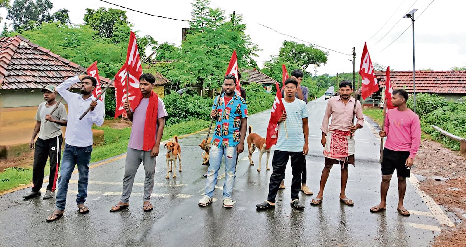 East Singhbhum News : चाकुलिया में बंद असरदार, सड़क जाम से लोग परेशान