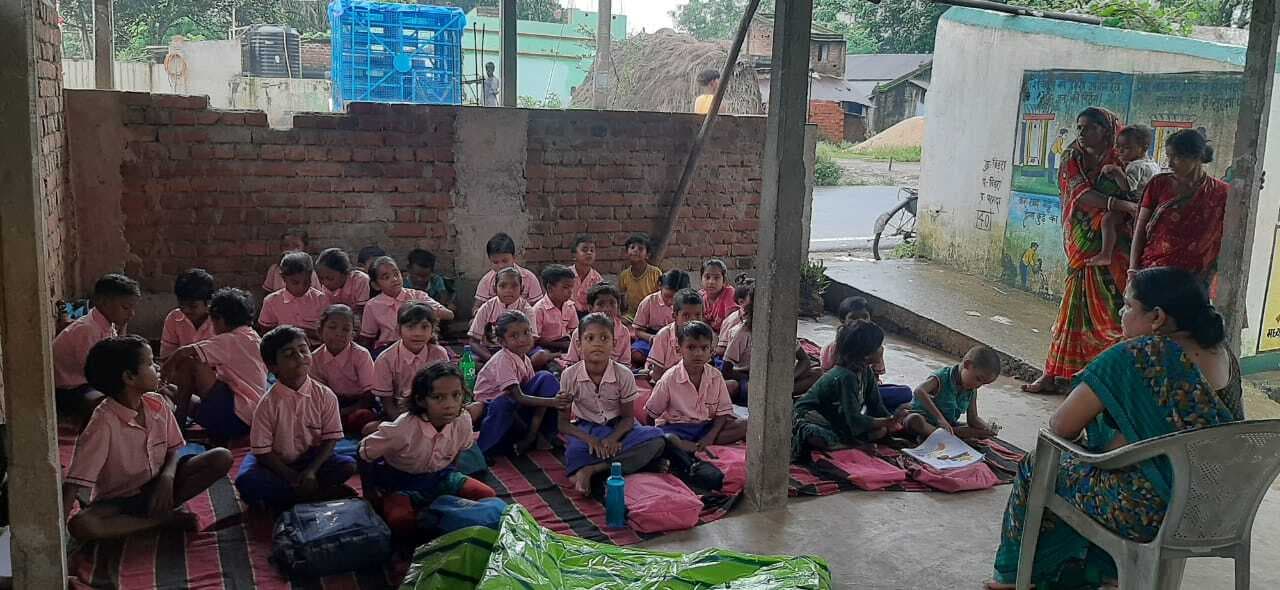 East Singhbhum News : बिड़रा का प्रावि भवन से टपक रहा पानी, गिर रहा प्लास्टर