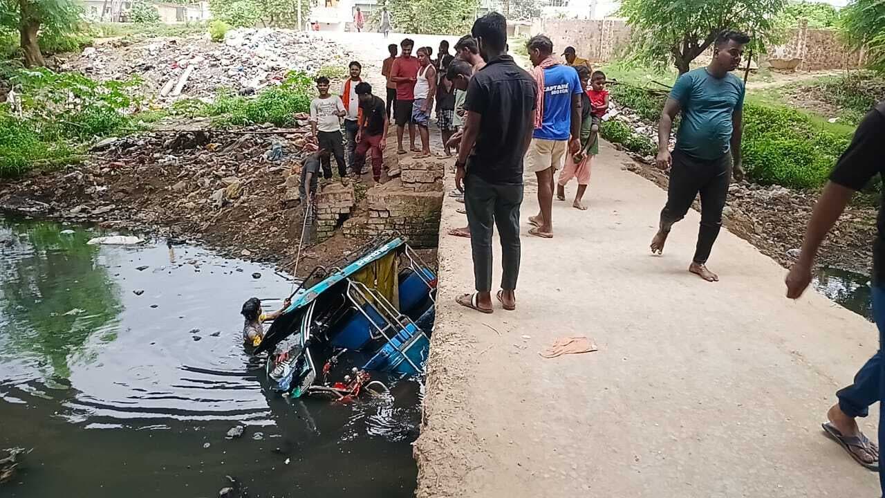 इ-रिक्शा नहर में गिरा, चार बच्चों और दो महिला की बची जान