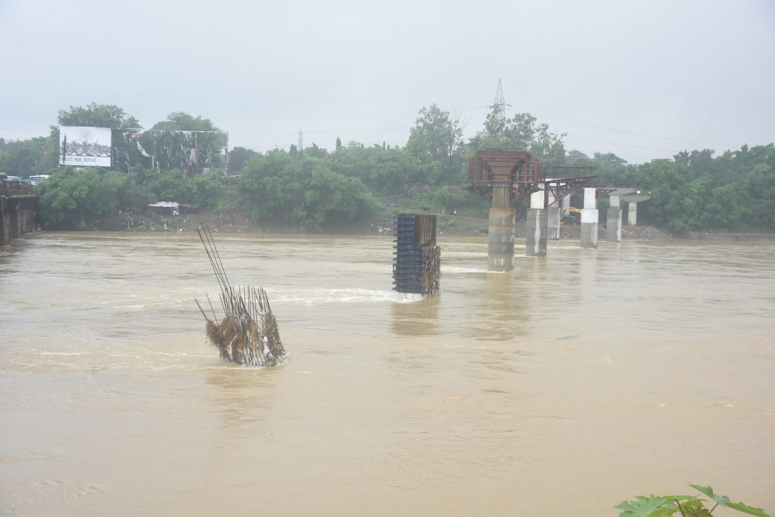 Jamshedpur News : खरकई अब भी खतरे के निशान से ऊपर