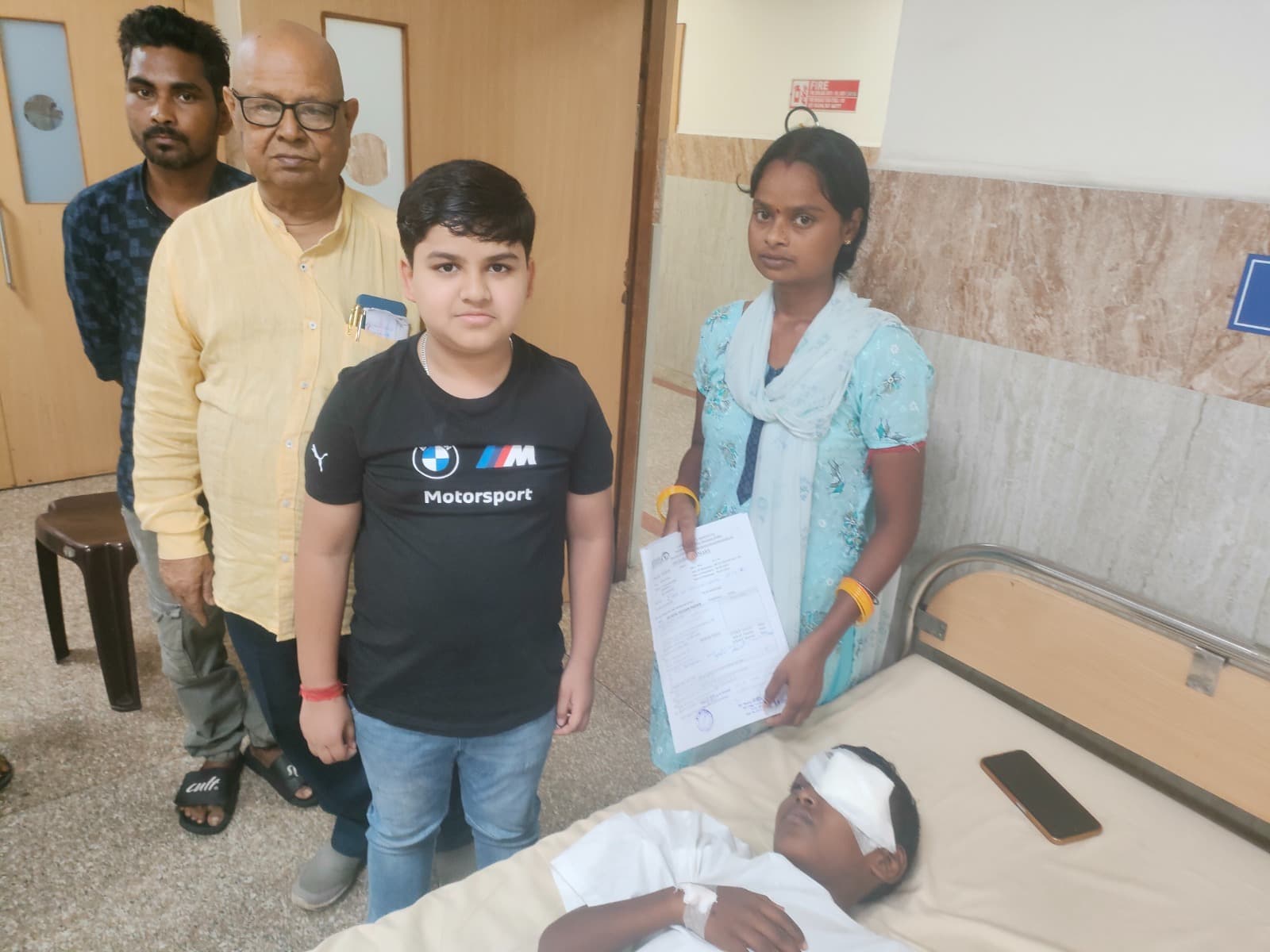 Jamshedpur News : जमशेदपुर आई हॉस्पिटल में 10 साल के बच्चे की आंख का हुआ ऑपरेशन