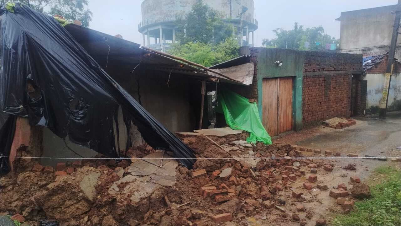 Jamshedpur News : बारिश बनी आफत : तिलकागढ़, गोबराटोला व विद्यासागरपल्ली में मिट्टी के घर ढहे, बेघर हुए कई लोग
