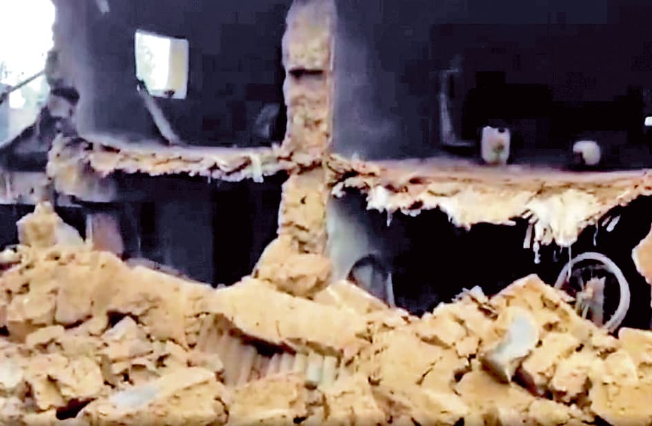 बारिश की चपेट में आकर दो मंजिला मकान ढहा