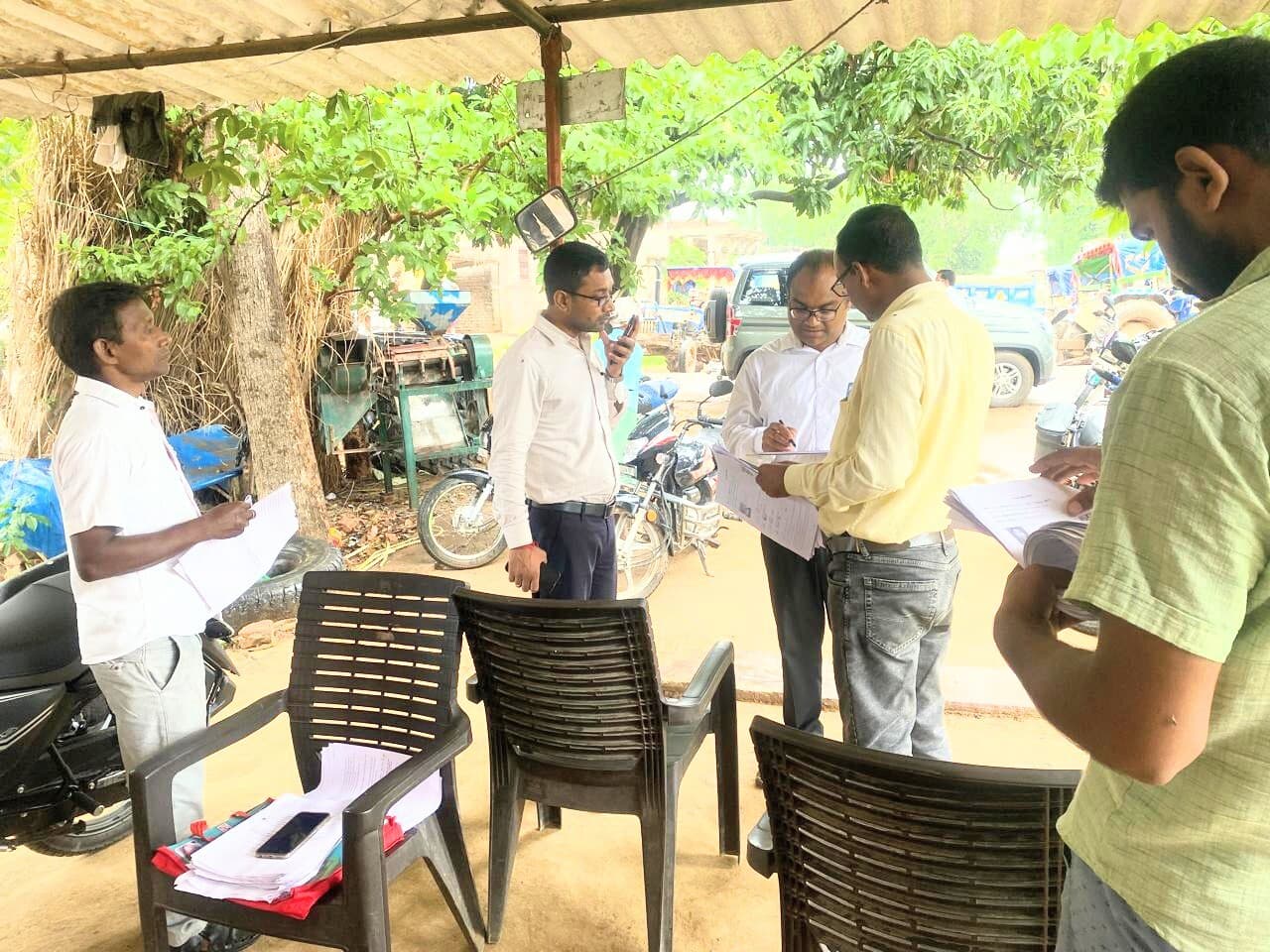 मतदाता पुनरीक्षण कार्य का बीडीओ ने किया निरीक्षण