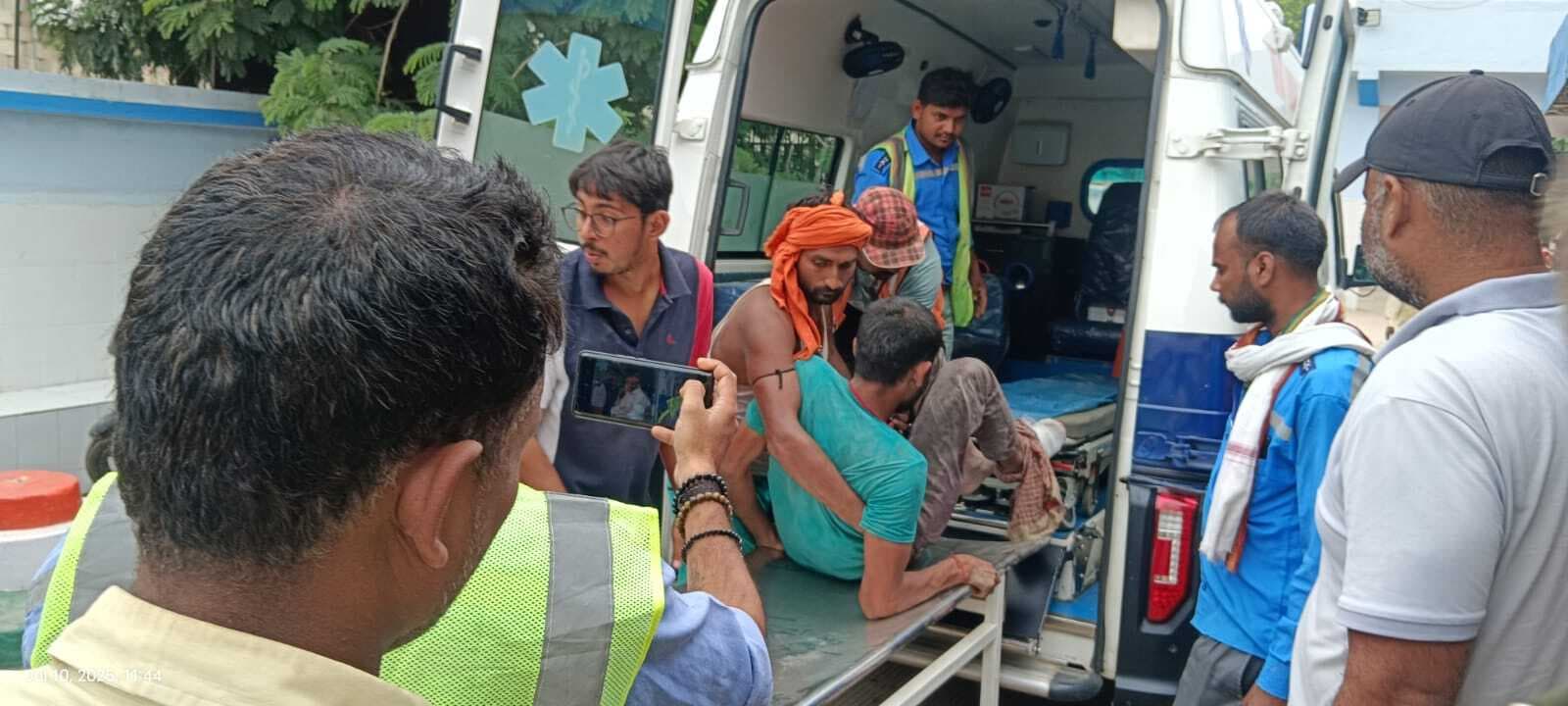टोल प्लाजा पर सड़क निर्माण के दौरान मजदूर का कटा पैर, घायल