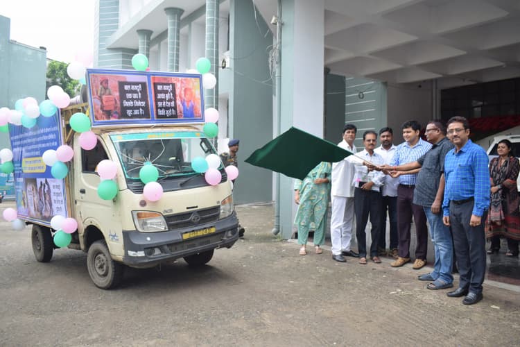 डीसी ने बाल श्रम रोकने को लेकर जागरुकता रथ किया रवाना