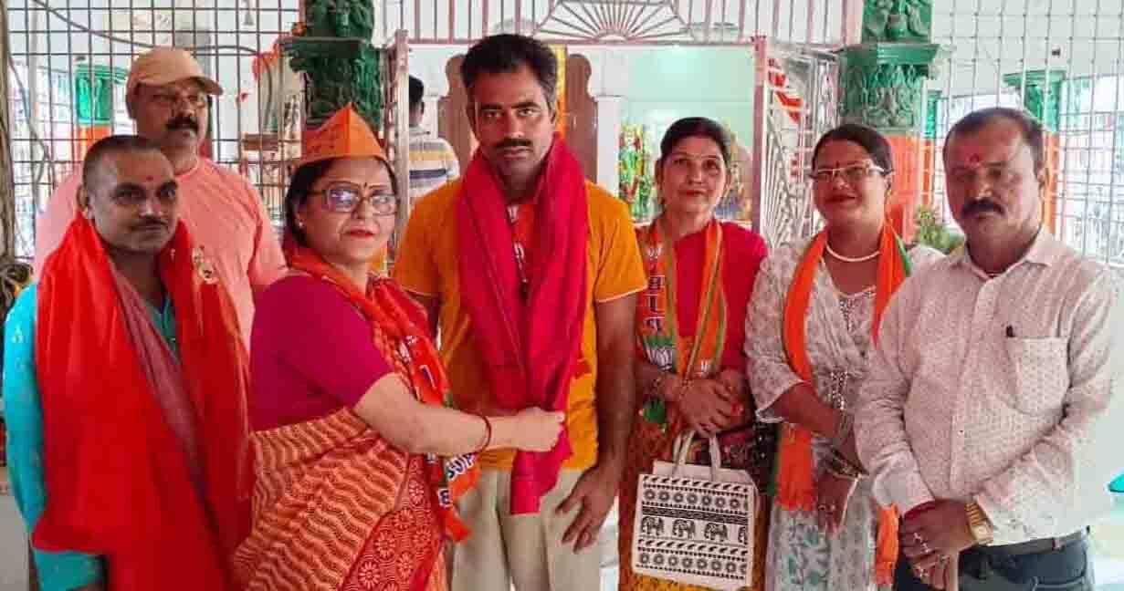 गुरु पूर्णिमा के अवसर पर महिला मोर्चा ने किया सम्मानित