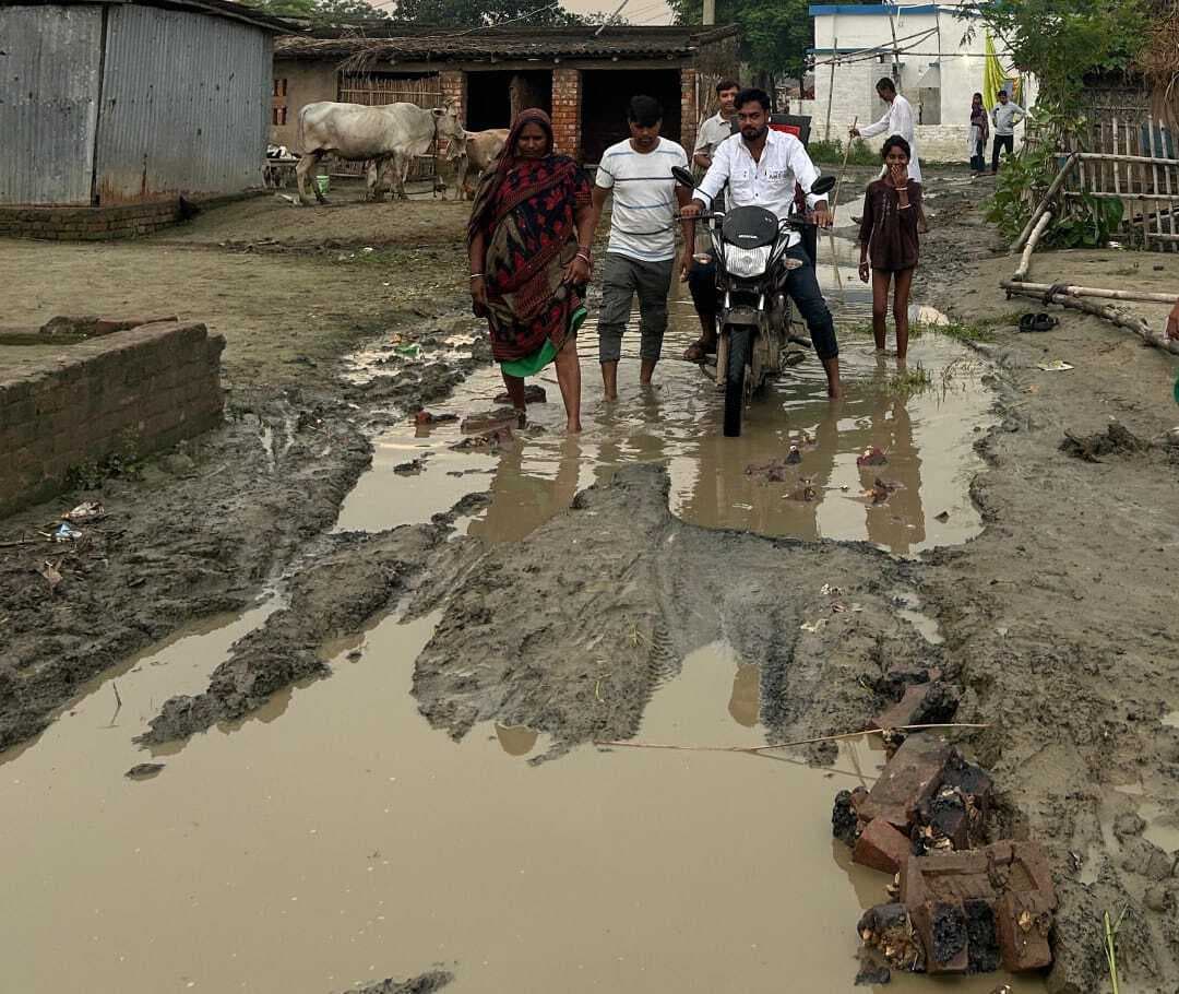 उत्तर पलासगाछी पंचायत क्षेत्र की सड़कें हुईं जर्जर-कीचड़मय