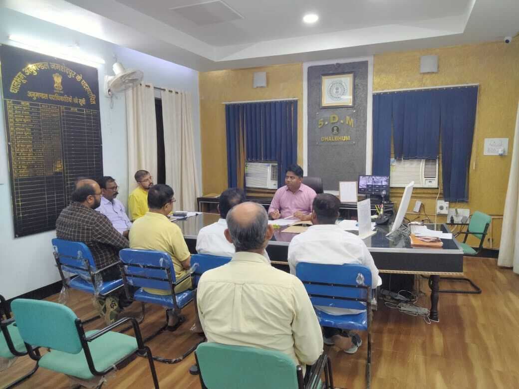 Jamshedpur news. बीएलए नियुक्ति व जियो फेंसिंग को लेकर राजनीतिक दलों के प्रतिनिधियों संग बैठक