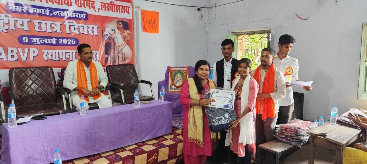 मेहंदी प्रतियोगिता में अंजली प्रथम व कोमल को मिला दूसरा स्थान