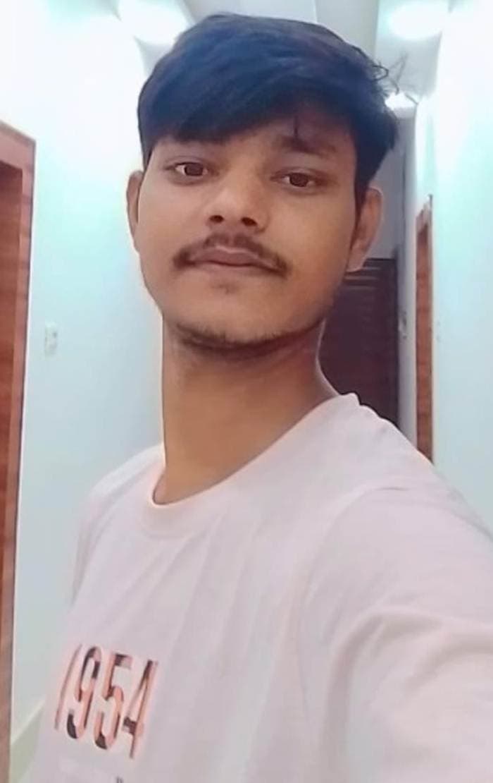 अनियंत्रित ट्रक पलटा, चपेट में आने से युवक की मौत