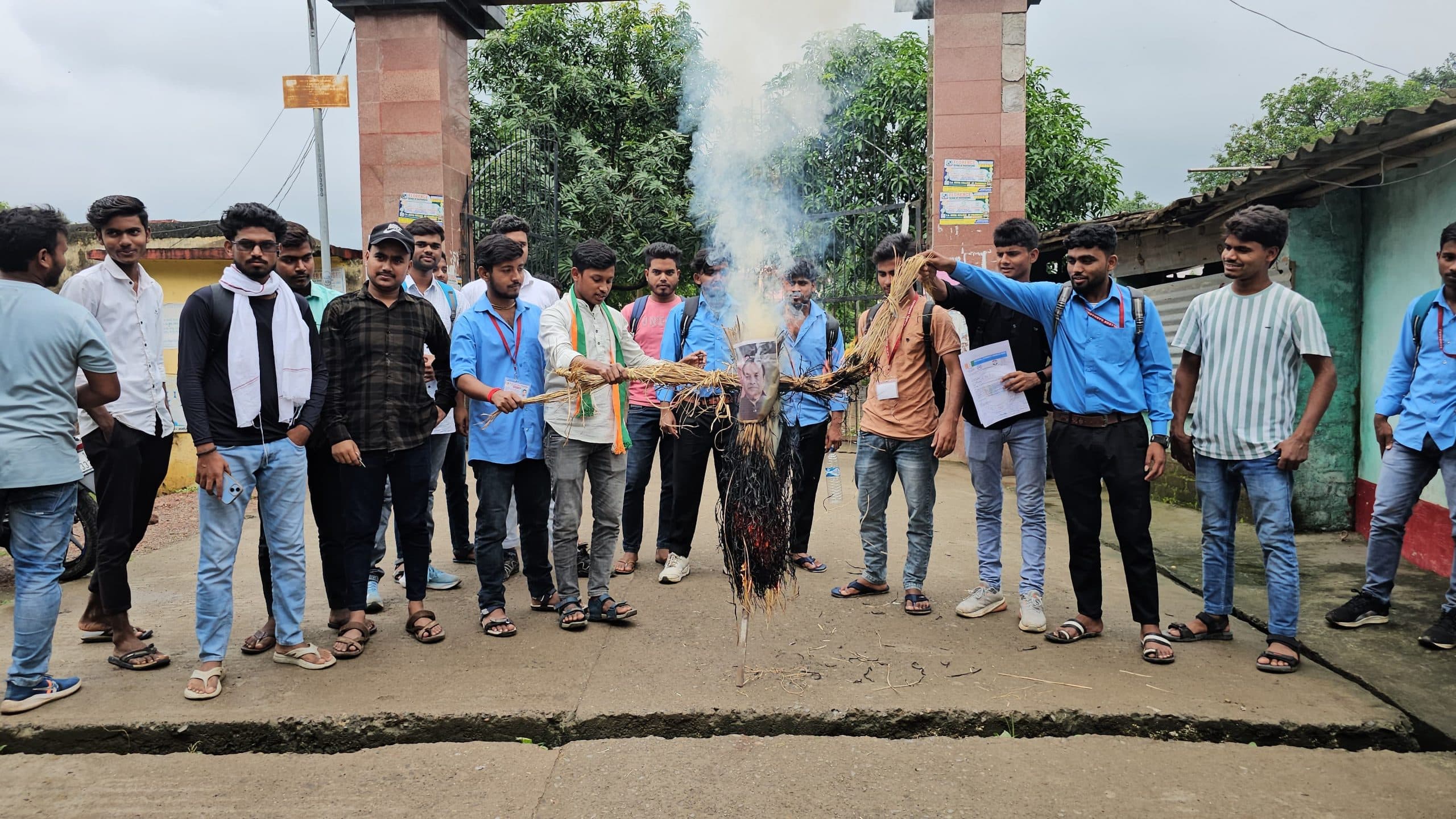 एनएसयूआई ने फूंका परीक्षा नियंत्रक का पुतला, प्राचार्य को सौंपा ज्ञापन