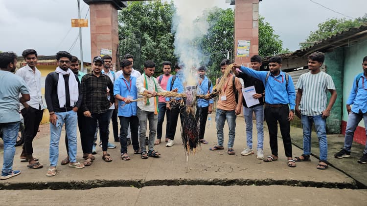 एनएसयूआई ने फूंका परीक्षा नियंत्रक का पुतला, प्राचार्य को सौंपा ज्ञापन