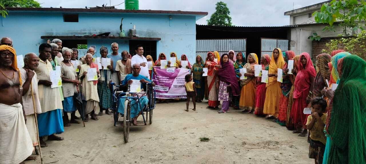 घर-घर जा नये पेंशन की जानकारी दे रही सेविका