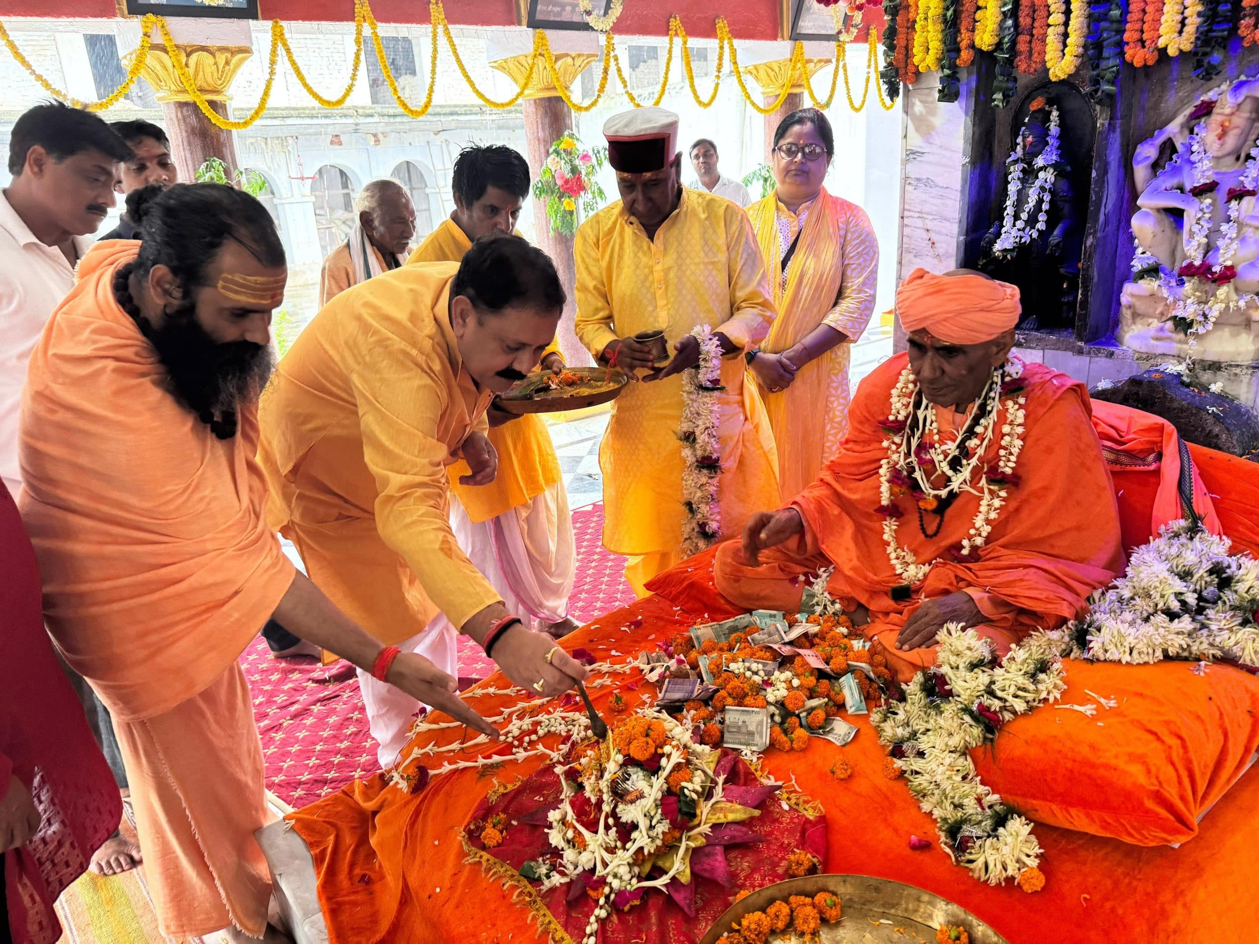 श्रद्धालुओं ने गुरु की भक्तिभाव से की पूजा-अर्चना