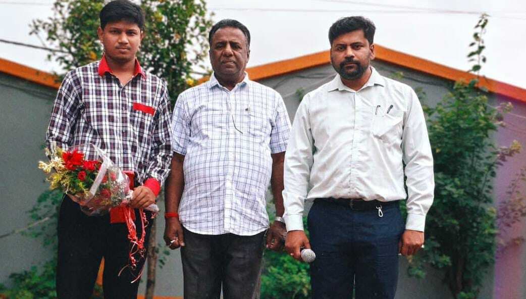 एलिट स्कूल ने जेईई मेन्स में सफल अर्जुन साहा को किया सम्मानित