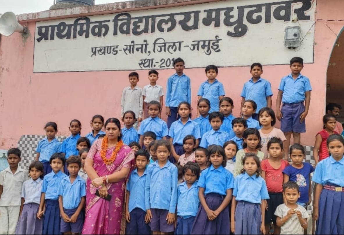 स्थानांतरित शिक्षिका को दी गयी विदाई