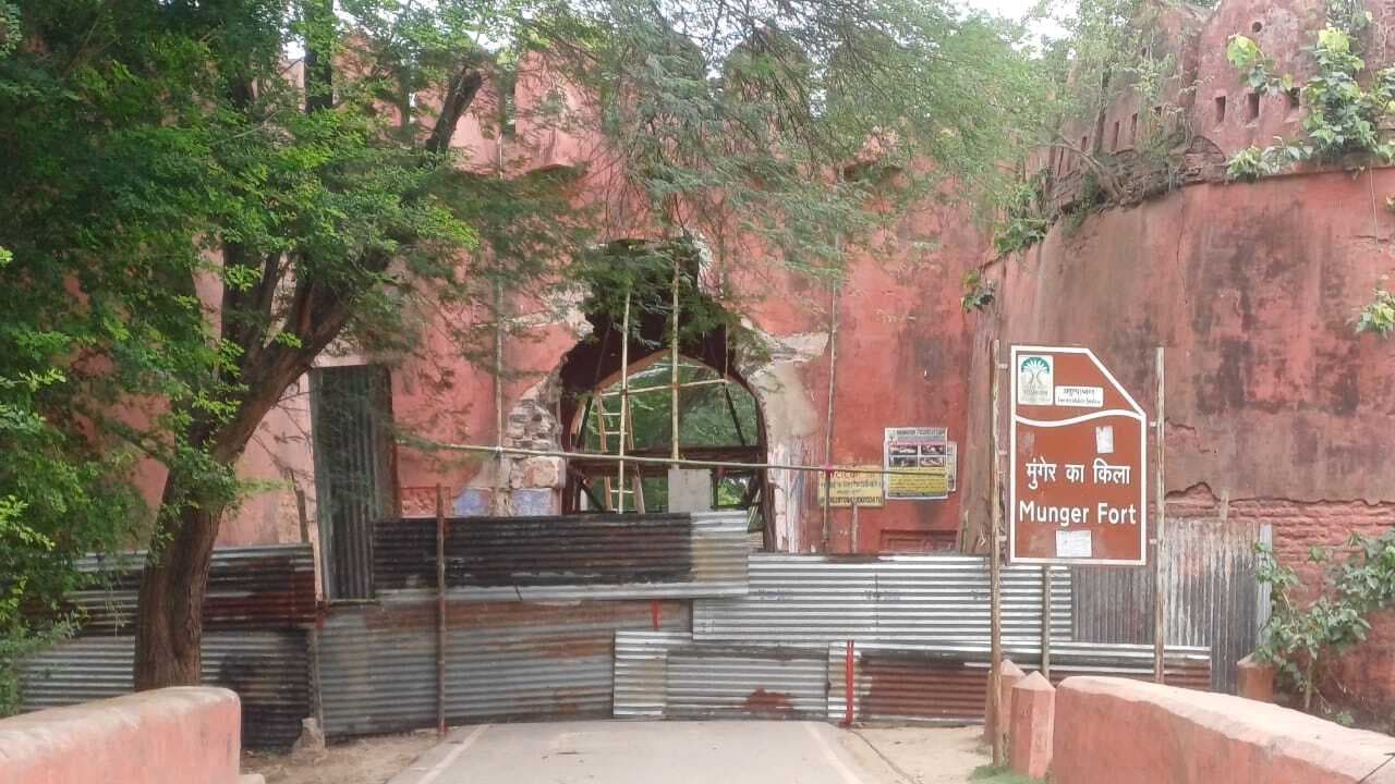 मुंगेर किला के ढह रहे उत्तरी द्वार का रुका मरम्मत कार्य, संकट बरकरार