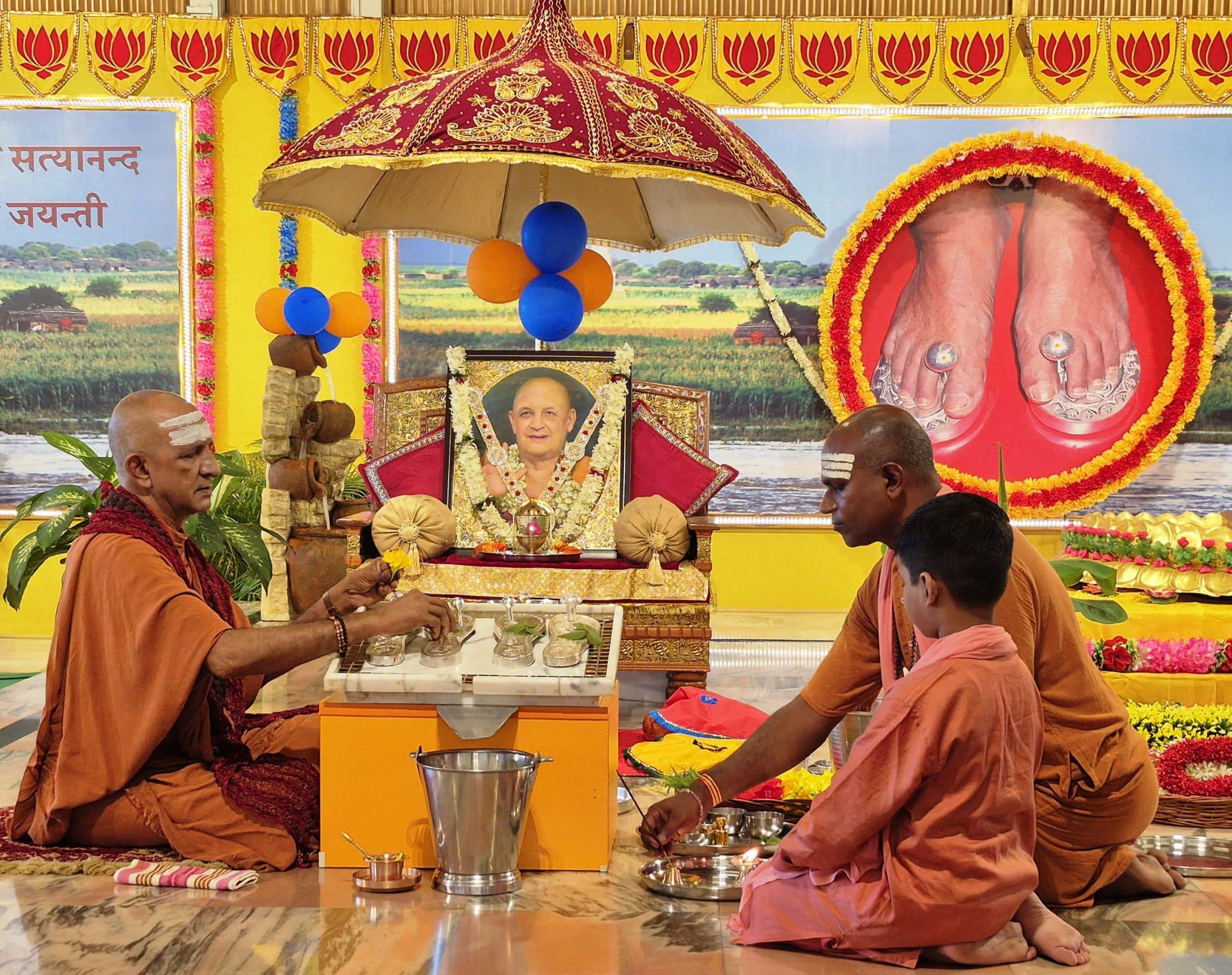 सद्गुरु गायत्री जीवन व मन के अभावों को दूर कर हमारे लक्ष्य प्राप्ति में है सहायक : स्वामी निरंजनानंद