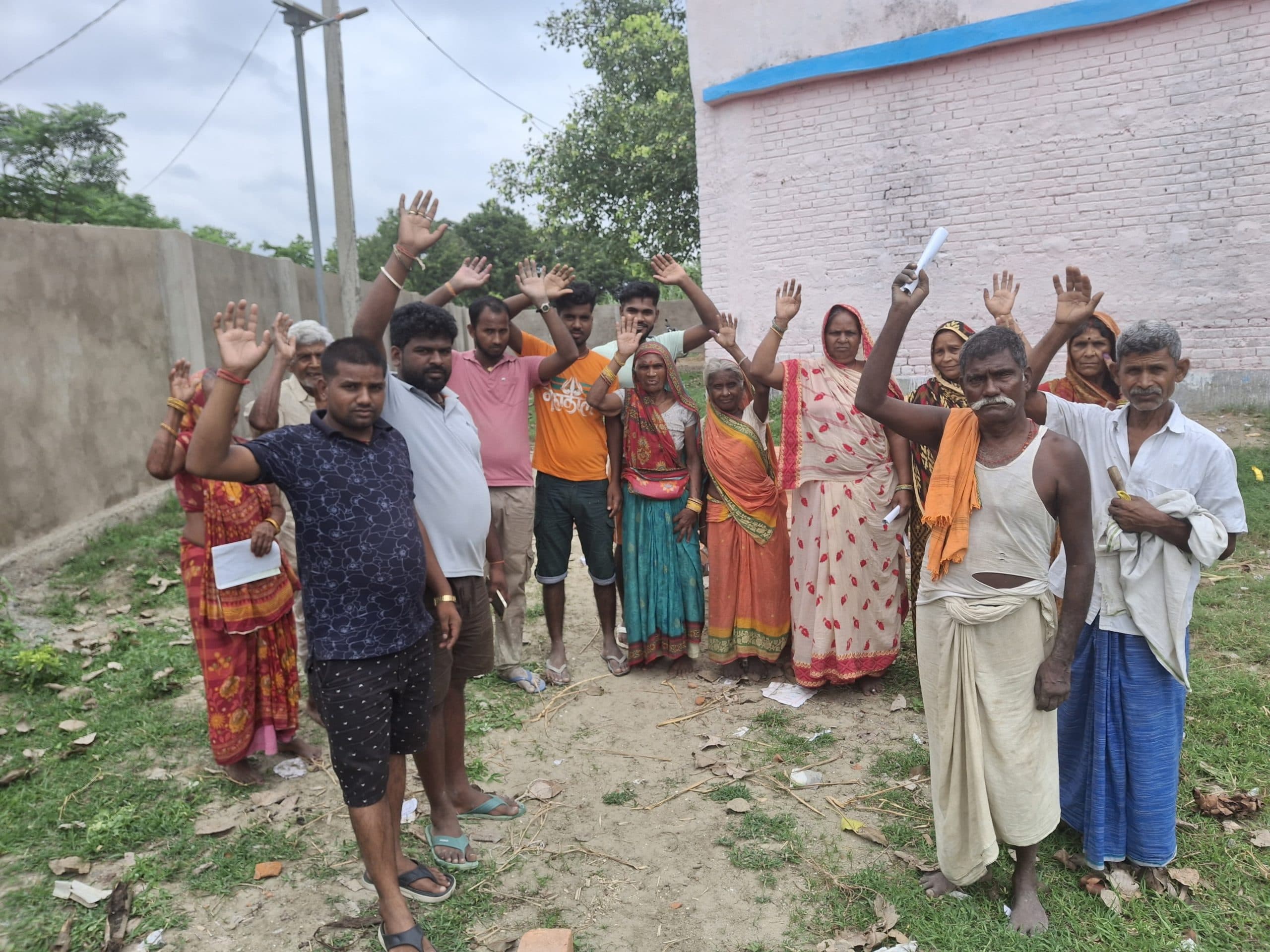 Samastipur : ग्रामीणों का हंगामा देख मेटेरियल छोड़ भागे राजमिस्त्री