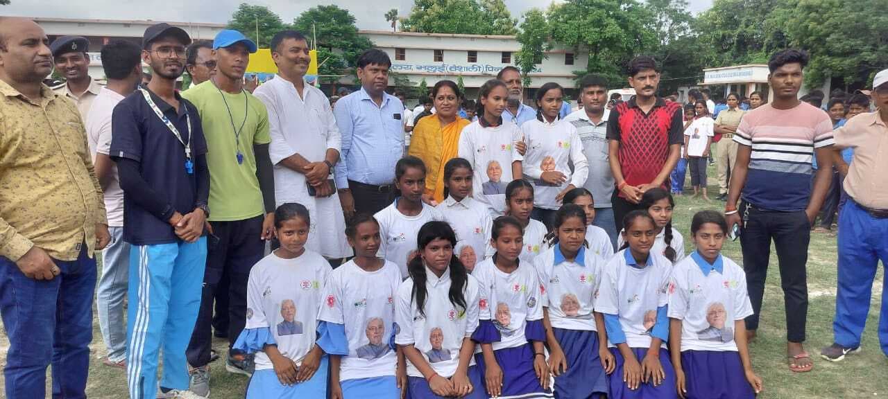 hajipur news. 800 मीटर की दौड़ में निशांत व अनिशा को प्रथम स्थान