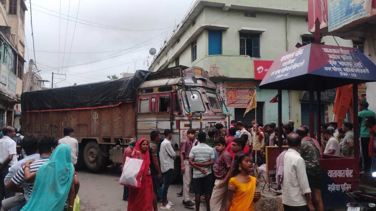 बाइपास मोड़ पर ट्रक के खराब होने से दो घंटे तक यातायात ठप