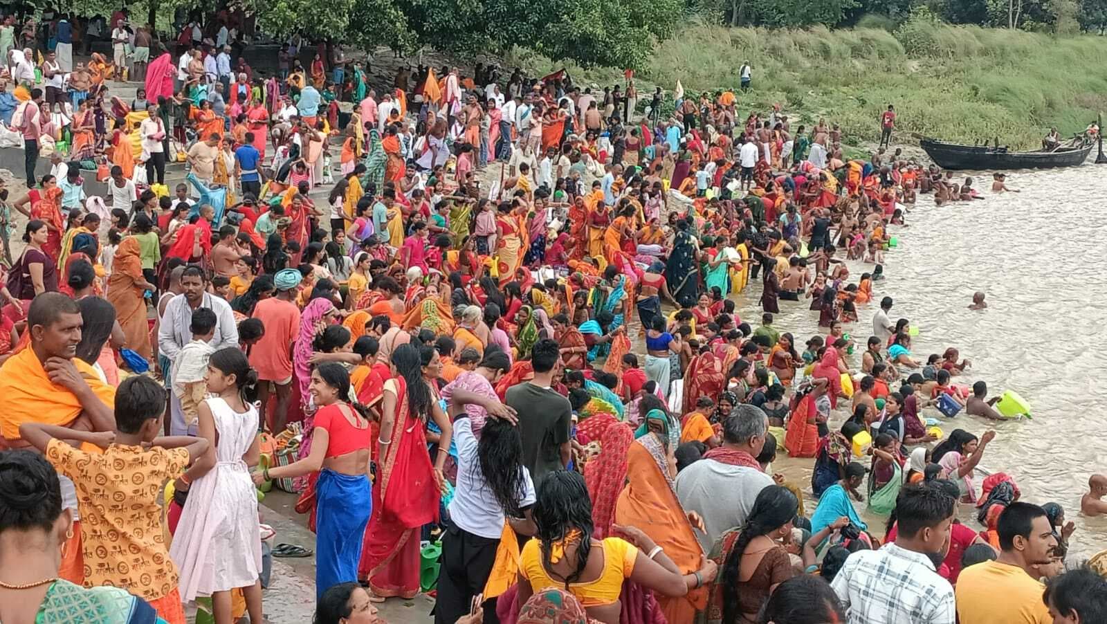 गुरुपूर्णिमा पर बड़हिया के गंगा घाटों पर हजारों श्रद्धालुओं ने लगायी आस्था की डुबकी