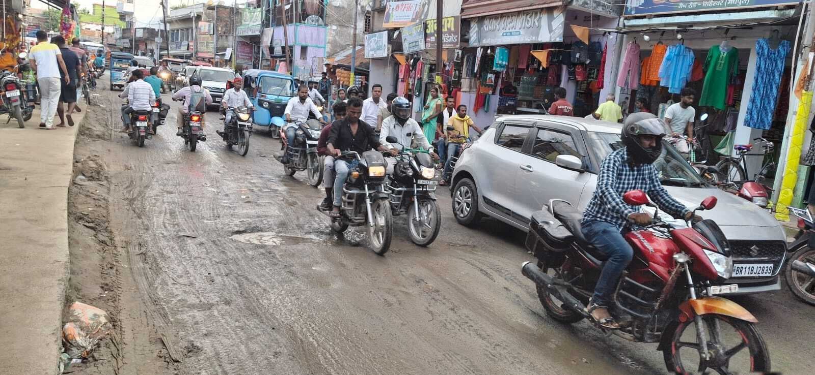 पाइप लीकेज के वजह से एनएच 106 पर बह रहा है पानी, परेशानी