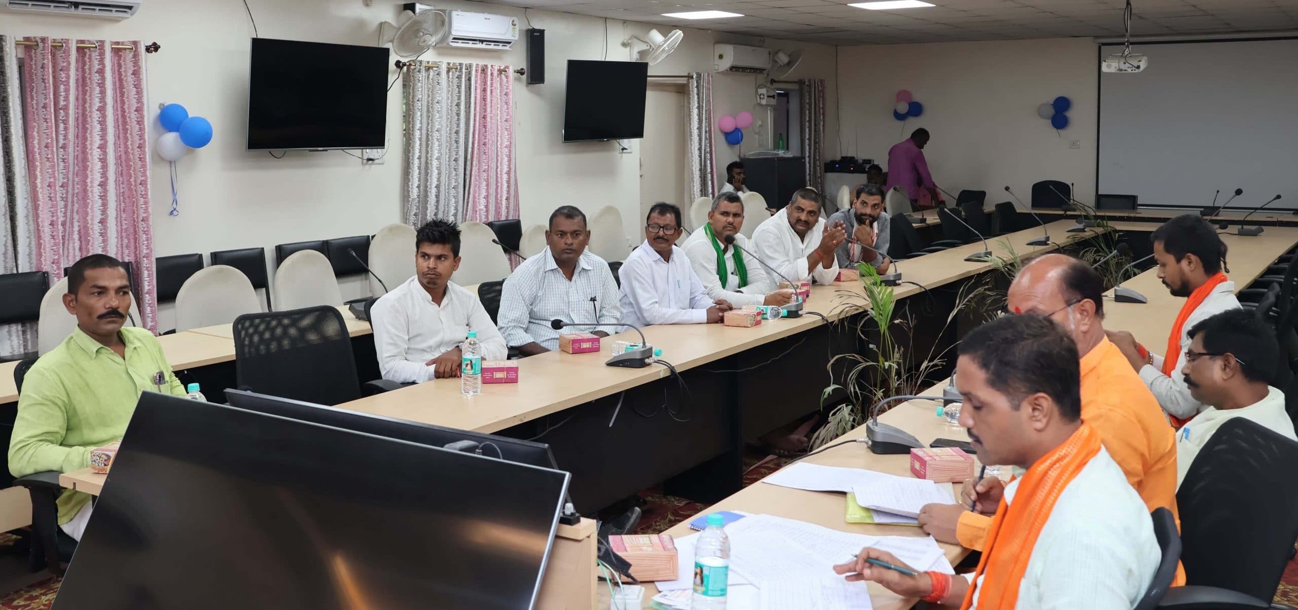 राजनीतिक दलों को प्रशासन ने निर्वाचन संबंधी कार्यों से कराया अवगत