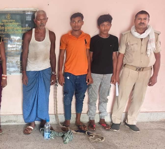 शराब के साथ छह तस्कर गिरफ्तार